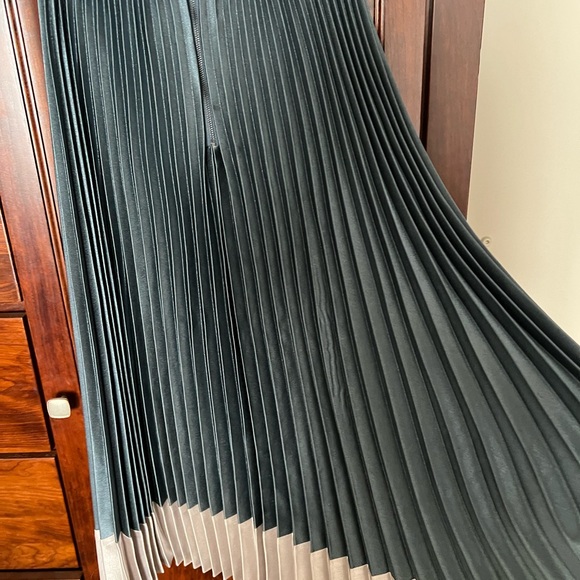 NWT Ted Baker Silk Pleated Midi Skirt Green Size 0- US2 - Picture 5 of 6